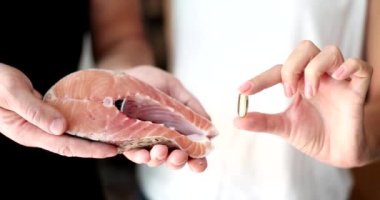 Omega-3 kapsüllerinde yağlı uskumru ya da somon filetosu ve besin takviyesi. Vitamin ve sağlıklı seçim kavramı