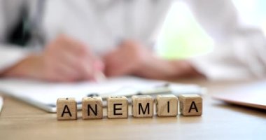 Terapist doktor anemi teşhisi yazıyor. Anemi tedavi tıbbi konsepti