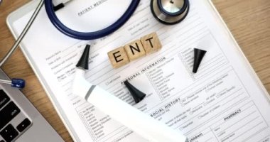 Otorhinolaryngologist otoskop cihazının ve hastanın tıbbi geçmişinin yakın çekimi. İşitme testi ve kulak hastalığı