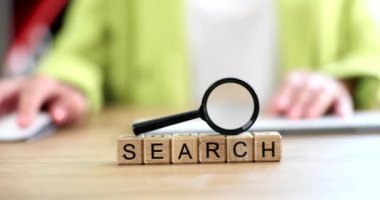 İnternet ağları hakkında bilgi veri kavramını araştır. Dizüstü bilgisayar klavyesine kadın el yazısı girdisi