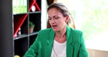 İş kadını, modern ofis masasında esniyor. Nezaketen ağzını kapatan bir kız zincirleme reaksiyon ve uykusuzluk.