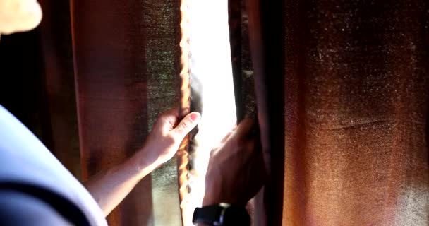 Adam Pencerede Durur Perdeleri Açar Parlak Bir Işık Yatak Odasındaki — Stok video