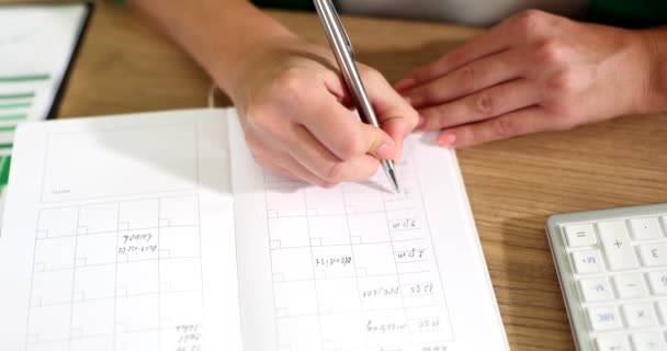 女性在办公室里做笔记 写下待办事项清单 计划或思考的行为 排定会议的议程和计划 — 图库视频影像
