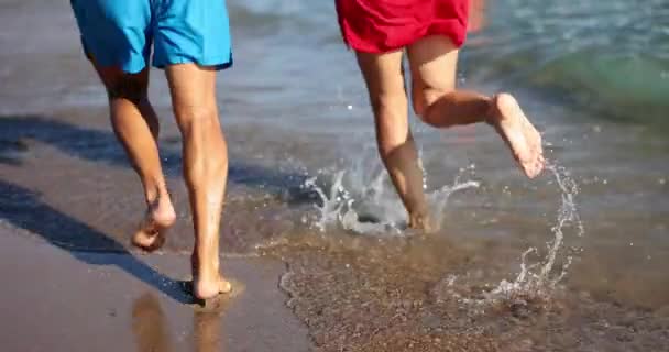 在恋人的海滩上散步和慢跑 情侣们在海滩上欢欢喜喜地奔跑 度蜜月 — 图库视频影像