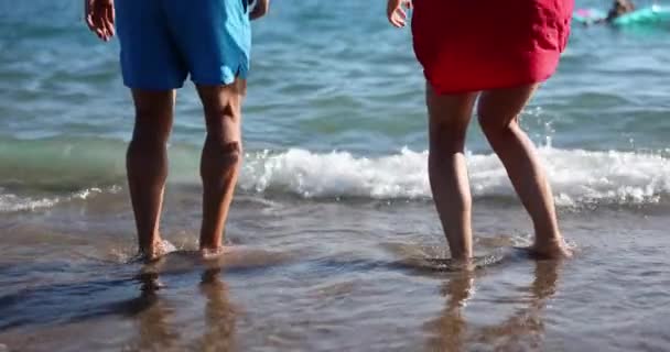 Donna Uomo Gambe Saltare Sulla Spiaggia Mare Luna Miele Turista — Video Stock