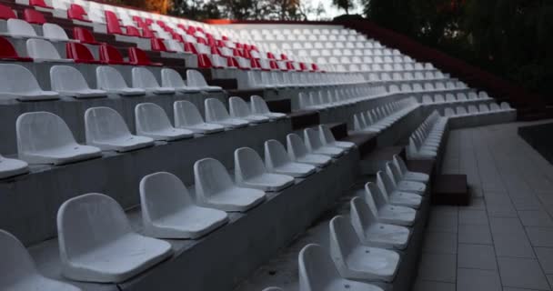 Leere Sitze Stadion Und Weiße Plastiksitze Stadion Ohne Zuschauer Und — Stockvideo