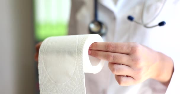 医師は トイレットペーパーのロールと下痢の問題を示しています 入院患者用ペーパータオル — ストック動画