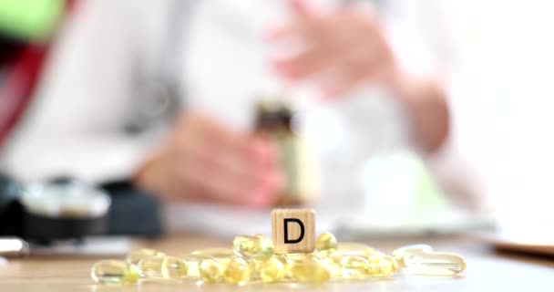 Médico Recomenda Tomar Suplementos Vitamina Ômega Vitaminas Antioxidantes Saudáveis — Vídeo de Stock