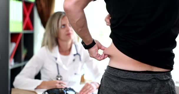 Doktor Diyetisyen Aşırı Kilolu Hasta Adam Vücut Yağlarının Aşırı Birikmesi — Stok video