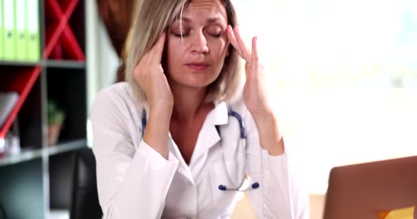 Ärztin Klinik Leidet Kopfschmerzen Verzweifelt Und Gestresst Wegen Schmerzen Und — Stockvideo