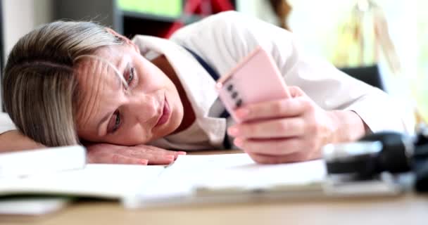 Médecin Inquiet Utilisant Smartphone Textos Dans Cabinet Médecin Fatigue Dépression — Video