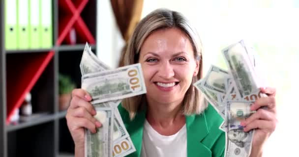 兴奋的女人拿着美元钞票 对利润感到满意的女商人和企业家通过获得钞票来庆祝经济上的成功 — 图库视频影像