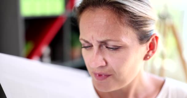 Portrait Femme Affaires Confus Plissant Voyant Mieux Fille Essaie Lire — Video
