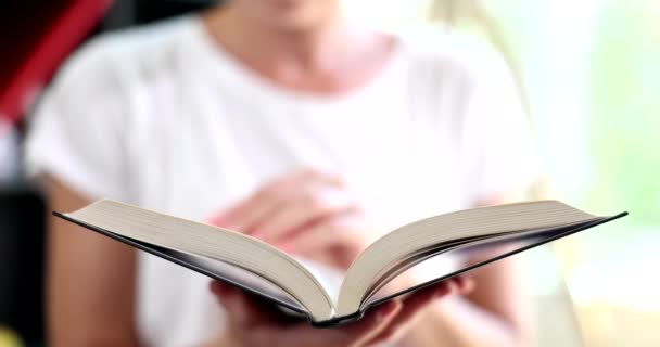 Las Manos Mujer Hojean Páginas Lectura Libros Religión Sabiduría Concepto — Vídeo de stock
