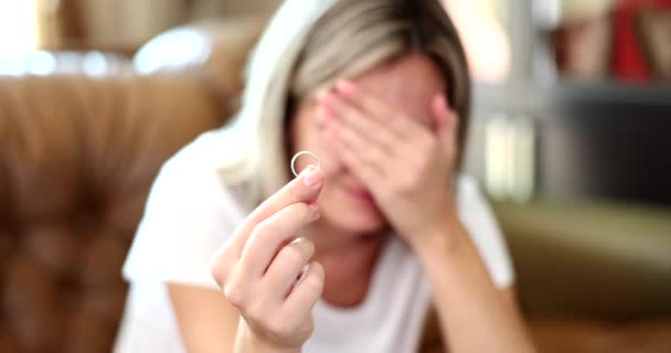 Mulher Estressada Segura Anel Casamento Nas Mãos Mulher Abandonada Deprimida — Vídeo de Stock