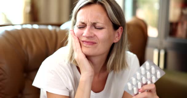 Potret Wanita Sakit Gigi Dan Mengambil Pil Penghilang Rasa Sakit — Stok Video