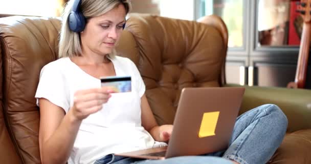 Счастливая Женщина Ноутбуком Кредитной Картой Сидит Диване Дома Покупает Товары — стоковое видео