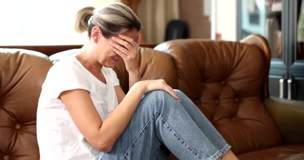 Ung Kvinna Känner Sig Ledsen Olycklig Flicka Gråter Depression Och — Stockvideo
