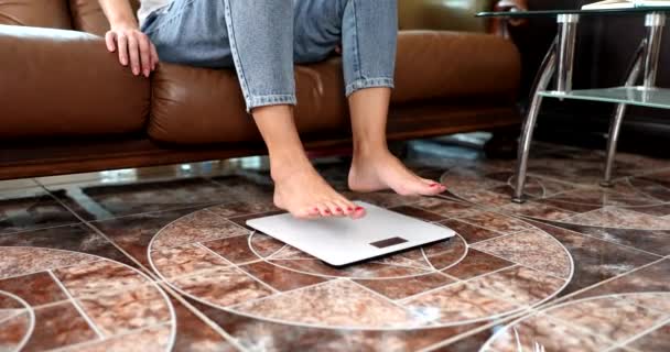 Mujer Escalas Mide Dieta Control Peso Sobrepeso Persona Descalza Mide — Vídeo de stock
