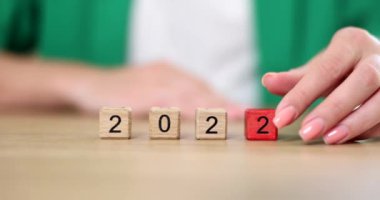 Yıl sonu takvimine ahşap küp 2022 'den 2023' e kadar olan süre.