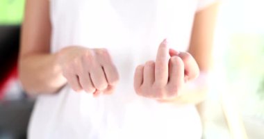 Dişi el orta parmağı yukarı kaldırır. Hareketli öfke ve olumsuz duygular.