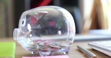 Cam domuz kumbarası oyuncağı para ve dolar banknotlarıyla doludur. Yatırım geliri gayrimenkul ve bankacılık ve pazarlığın ve finansal büyümenin kar sembolü
