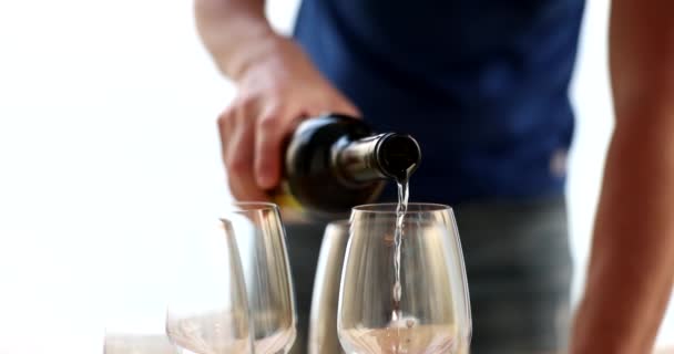 Gros Plan Des Mains Serveur Homme Versant Vin Dans Verre — Video