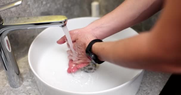Hombre Lava Las Manos Con Jabón Agua Del Grifo Desinfección — Vídeos de Stock