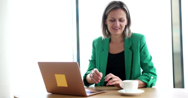 Femme Affaires Travaille Sur Ordinateur Portable Boit Thé Café Eau — Video