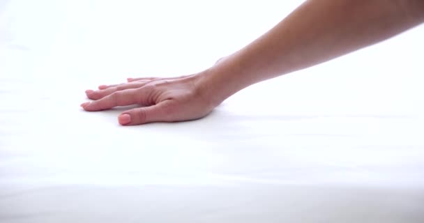Vrouwelijke Hand Testen Hardheid Van Witte Orthopedische Matras Persoon Drukt — Stockvideo
