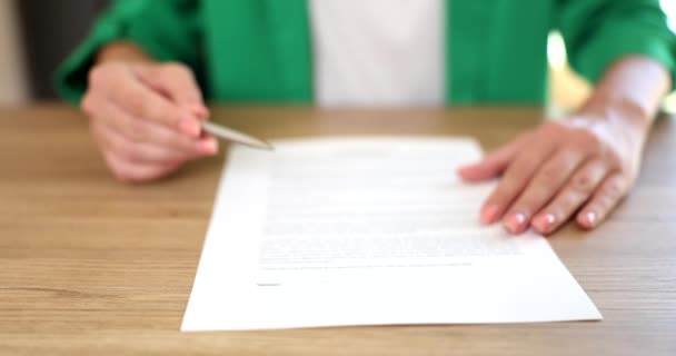 Bizneswoman Agent Adwokat Lub Sprzedawca Przekazujący Kontrakt Długopis Podpisania Zawarcie — Wideo stockowe