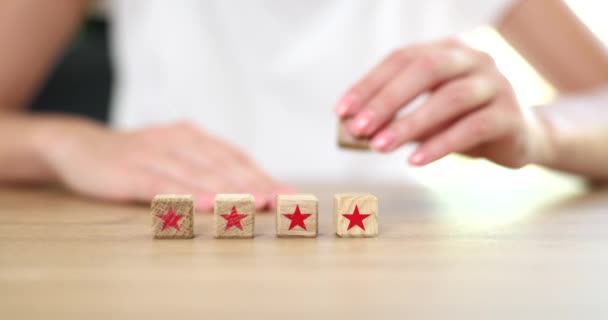 手工设置五星级标志木块 增加公司的评级 反馈建议和服务率 — 图库视频影像