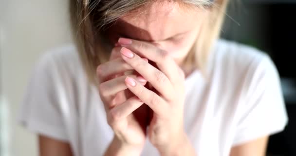 Жіночі Долоні Складаються Молитовний Жест Очі Закриті Говорять Ранкову Молитву — стокове відео