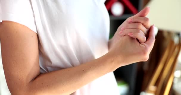 Женщина Страдает Боли Руках Массирует Болезненные Руки Причины Боли Включают — стоковое видео