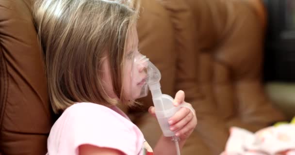 Leczenie Dziecka Domu Grypę Przeziębienie Portret Dziewczynki Wdycha Nebulizator Siedząc — Wideo stockowe
