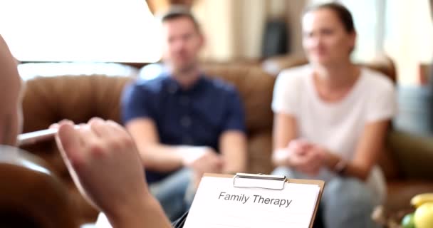Terapia Familiar Aconselhamento Familiar Com Especialista Homem Mulher Sofá Durante — Vídeo de Stock