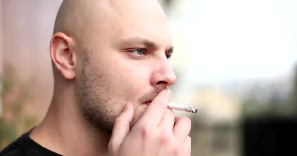Porträt Eines Jungen Mannes Mit Glatze Und Zigarette Rauchend Folgen — Stockvideo