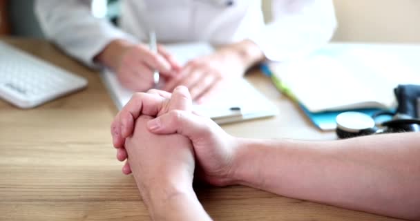 Mão Médico Está Mão Paciente Fornece Apoio Psicológico Simpatia Diagnóstico — Vídeo de Stock