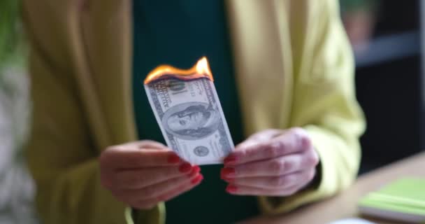 Женщина Сжигает Долларовые Купюры Рабочем Месте Экономическая Инфляция Финансовый Кризис — стоковое видео