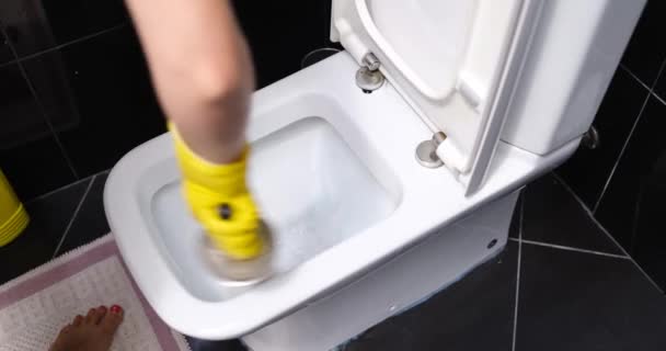 Mujer Baño Está Cepillando Inodoro Blanco Limpieza Fontanería Baño — Vídeos de Stock