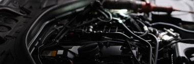 Modern arabadaki araba motoru. Araç kontrolleri ve testleri. Araba atölyesi konsepti