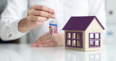 Emlakçı evin anahtarlarını çekiyor. Ev ya da konsept satın almak ya da kiralamak