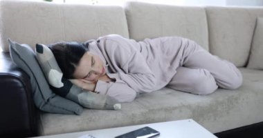 Uyuyan kadın telefona cevap veriyor. Yorgunluk ve gündüz dinlenme kavramı