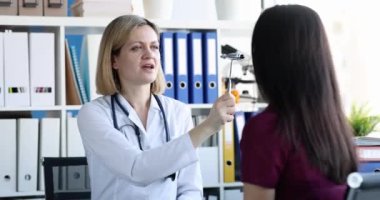Nörolog doktor klinikte hasta gözlerinin önünde çekiç kullanıyor. Nörolog muayenesi ve nörolojik hastalıklar kavramı