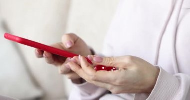 Kırmızı zarlar ve akıllı telefonlar kadınların elinde. Çevrimiçi kumar ve hızlı para kavramı