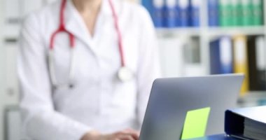 Doktor operatör uzaktan tıbbi danışmanlık yapıyor. Teletıp ve uzaktan tıbbi bakım konsepti