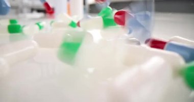 Masada bir sürü renkli ilaç servis ediliyor. İlaç endüstrisi konsepti