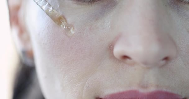 女人面对油滴来滋润皮肤 面部护肤化妆品概念 — 图库视频影像