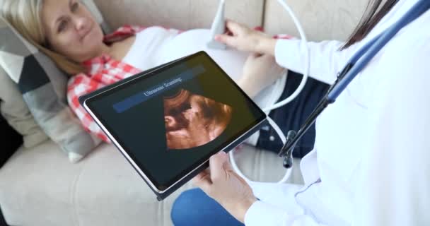 Gynäkologe Führt Ultraschall Des Kindes Schwangeren Frauen Hause Durch Positive — Stockvideo