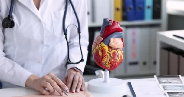 Kardiyolog Kalp Rahatsızlığı Olan Bir Hastanın Elektrokardiyogramını Inceliyor Miyokardiyal Enfarktüs — Stok video